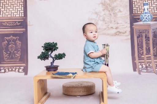 海拉尔宝宝边吃奶边挣扎烦躁